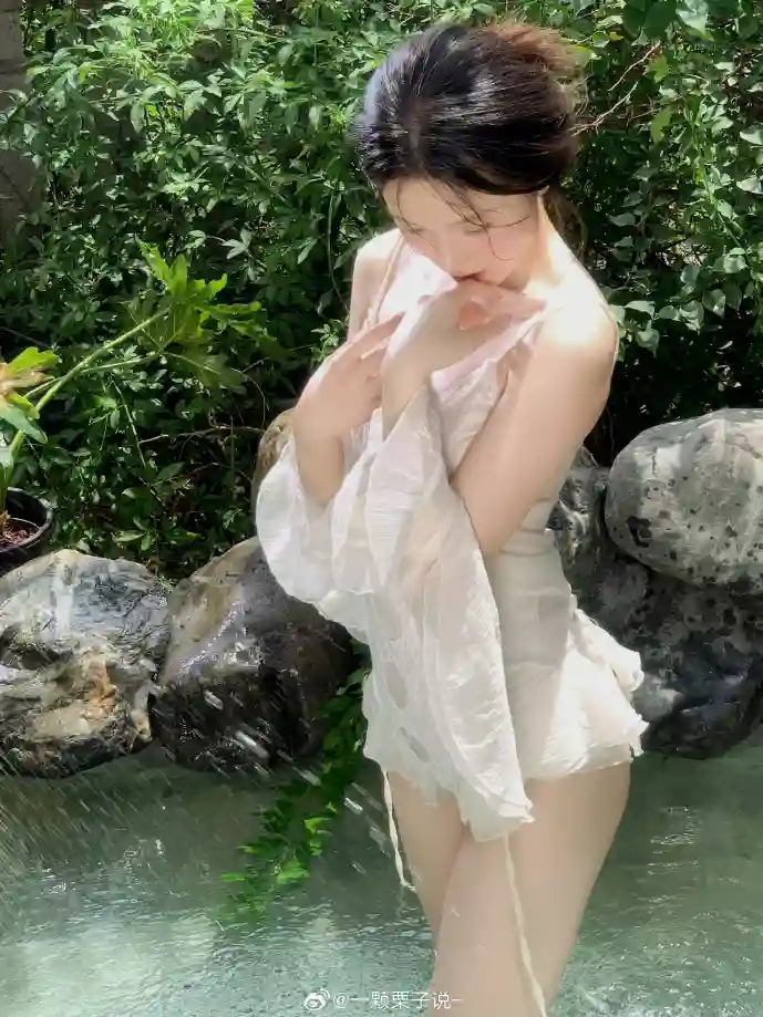 青少年使用手机下载游戏示意图